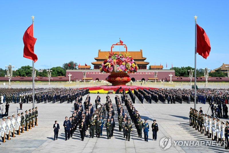 중국 열사기념일 행사 (230930) -- BEIJING, Sept. 30, 2023 (Xinhua) -- A ceremony presenting flower baskets to fallen national heroes to mark the Martyrs' Day is held in Tian'anmen Square in Beijing, capital of China, Sept. 30, 2023. (Xinhua/Shen Hong)