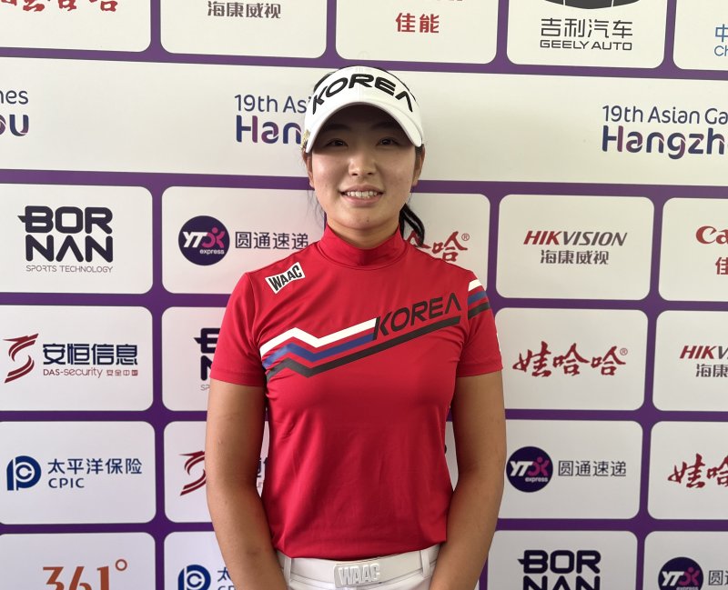 유현조가 1일 중국 항저우의 서호 국제골프코스(파72)에서 열린 2022 항저우 아시안게임 여자 골프 경기를 마친 뒤 취재진과 인터뷰를 하고 있다. 유현조는 이번 대회에서 개인전 동메달, 단체전 은메달을 획득했다. 2023.10.1/뉴스1 ⓒ News1 이상철 기자