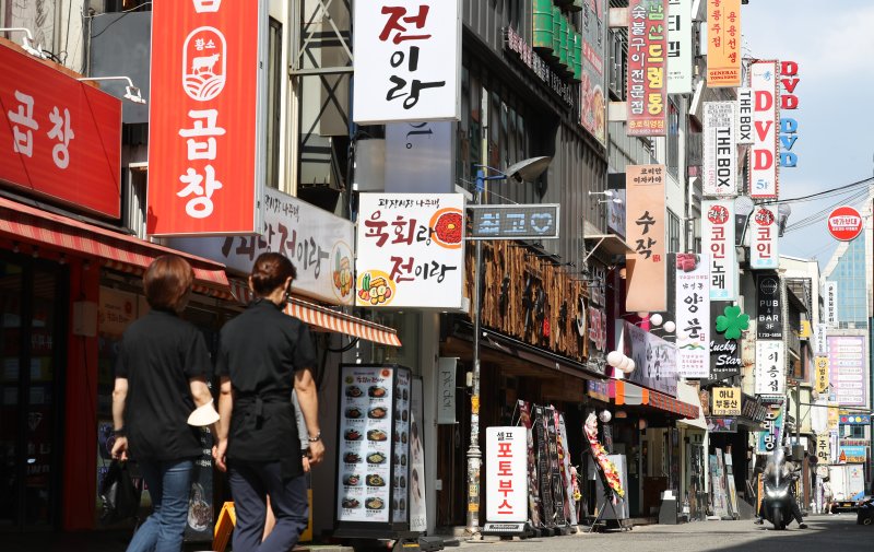 서울 종로구 종각 젊음의 거리에 다양한 프랜차이즈 가맹점이 영업을 하고 있다. /사진=뉴시스