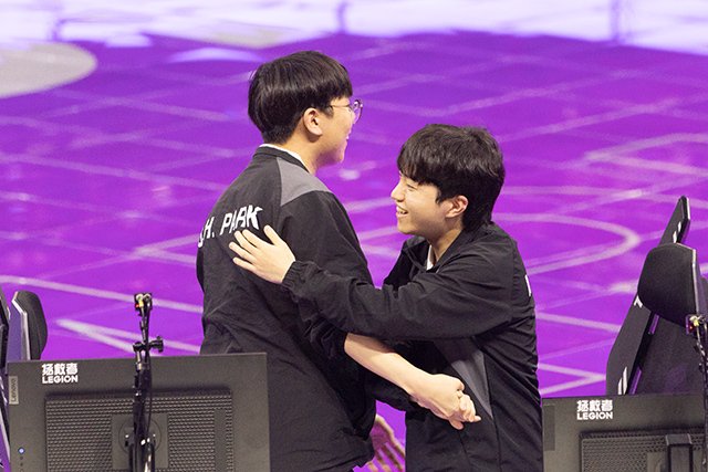 경기가 끝난 직후 헤드셋을 벗어던지고 포옹하는 룰러와 케리아의 모습. 믹스트존에서 당시 상황을 묻자 두 선수는 "너무 기분 좋다", "한달 고생했다"는 얘기를 했다고 전했다. 2023.9.29/ⓒ공동취재단