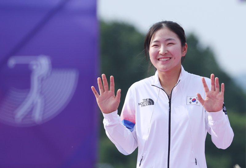 [항저우=뉴시스] 2022 항저우 아시안게임 여자 골프 개인전에서 동메달을 차지한 유현조가 시상대에 올라 손을 흔들고 있다.