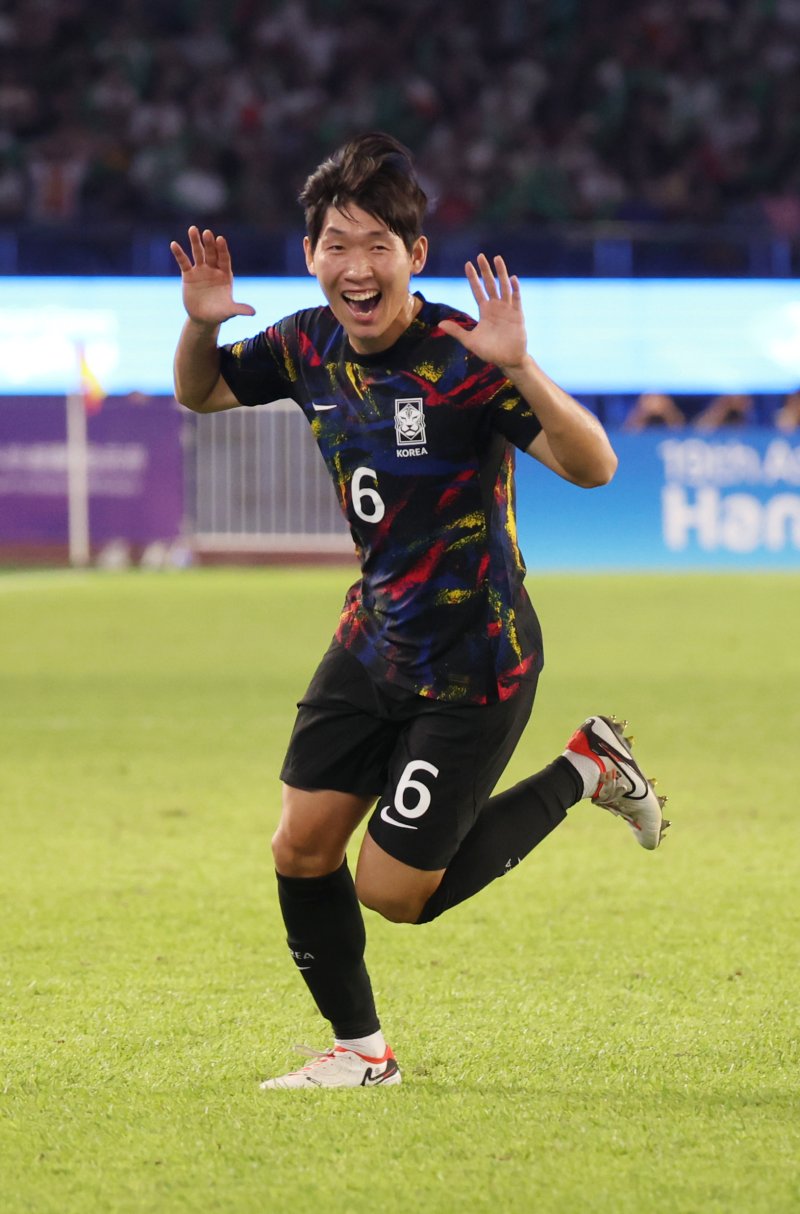[항저우=뉴시스] 전반전 한국 홍현석이 프리킥골을 성공시킨 후 기뻐하고 있다.