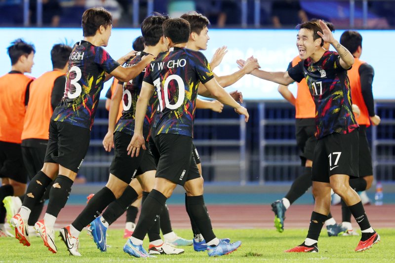 홍현석이 골을 성공시킨 후 동료들과 기쁨을 나누고 있다 (사진 = 뉴스1)
