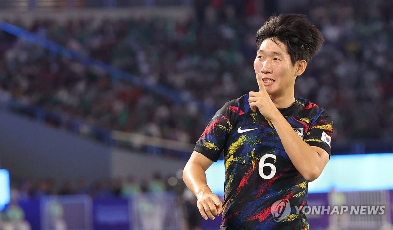 중국 관중 침묵 시키는 홍현석 (항저우=연합뉴스) 한국 홍현석이 팀 첫번째 골을 넣고 세리머니를 하고 있다