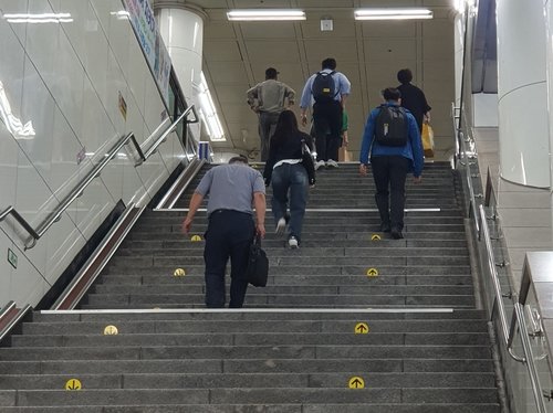 [인턴액티브] "또 고장이야?" 지하철 에스컬레이터가 매번 서있는 이유 지난 9월 25일 오전 에스컬레이터가 고장난 광화문역에서 승객들이 계단을 오르고 있다. [촬영 윤성우]