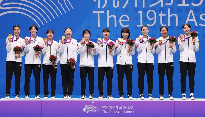 안세영을 비롯한 배드민턴 여자 대표팀이 1일 중국 항저우 빈장체육관에서 열린 2022 항저우 아시안게임 배드민턴 여자 단체 메달 수여식에서 금메달을 목에 걸고 기념 촬영을 하고 있다. /사진=뉴스1