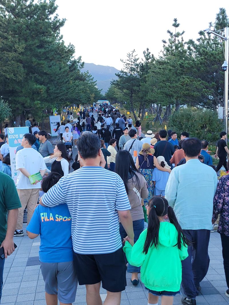 2023강원세계산림엑스포가 지난 9월22일부터 고성 세계잼버리수련장에서 열리고 있는 가운데 추석 연휴 동안 가족단위 관람객들이 크게 늘었다. 조직위 제공