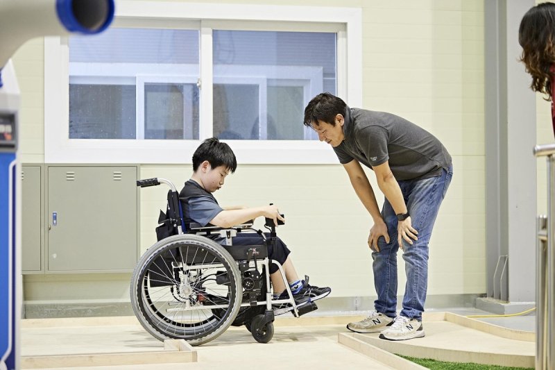 SK㈜가 투자한 토도웍스가 개발한 휠체어 전동 키트. SK㈜ 제공