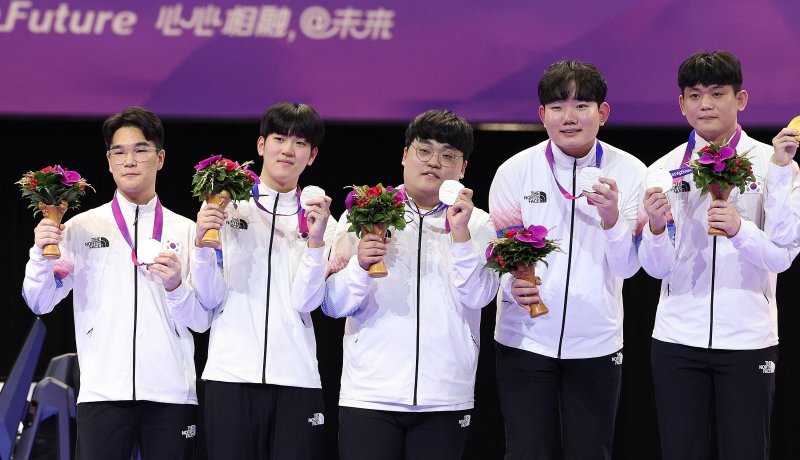 스포르타(김성현, 왼쪽부터), 씨재(최영재), 파비안(박상철), 비니(권순빈), 티지(김동현)이 1일 오후 중국 항저우 e스포츠 주경기장에서 열린 2022 항저우 아시안게임 e스포츠 배틀그라운드 모바일 메달 시상식에서 은메달을 목에 걸고 있다. 2023.10.1/뉴스1 ⓒ News1 신웅수 기자