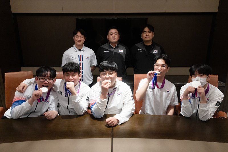 경기 직후 베이스캠프를 꾸렸던 항저우 e스포츠 경기장 인근 호텔에서 만난 배틀그라운드 국가대표 선수들과 코치진의 모습 2023.10.01/ⓒ공동취재단