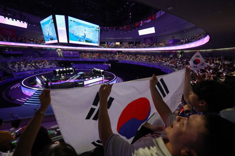 1일 오후 중국 항저우 e스포츠 주경기장에서 열린 2022 항저우 아시안게임 e스포츠 배틀그라운드 모바일 경기에서 관중들이 한국 선수들을 응원하고 있다. 2023.10.1/뉴스1 ⓒ News1 신웅수 기자