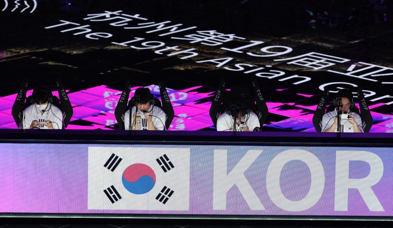 씨재(최영재, 왼쪽부터), 티지(김동현), 비니(권순빈), 스포르타(김성현)이 1일 오후 중국 항저우 e스포츠 주경기장에서 열린 2022 항저우 아시안게임 e스포츠 배틀그라운드 모바일 경기에서 승부를 펼치고 있다. 2023.10.1/뉴스1 ⓒ News1 신웅수 기자