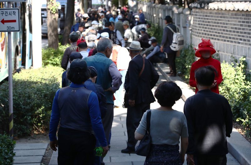 15일 보험연구원은 새로운 치매치료제 개발이 보험사들의 손해율을 높일 것이라고 예측했다. 이에 수익성 악화 예방을 위한 상품 보장 담보 개선이 필요하다고 조언했다. 사진=뉴스1화상