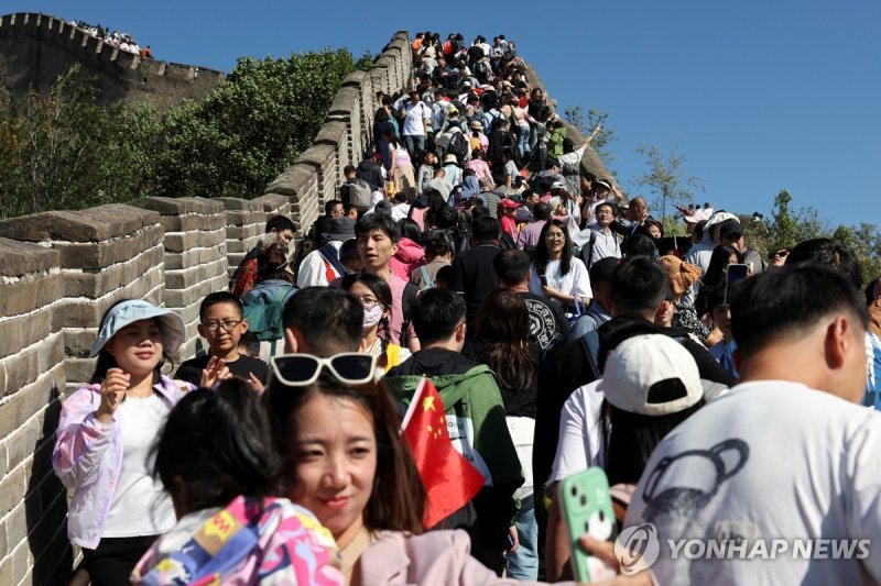 중국 국경절인 1일 베이징 만리장성을 찾은 관광객들. 사진=로이터 연합뉴스