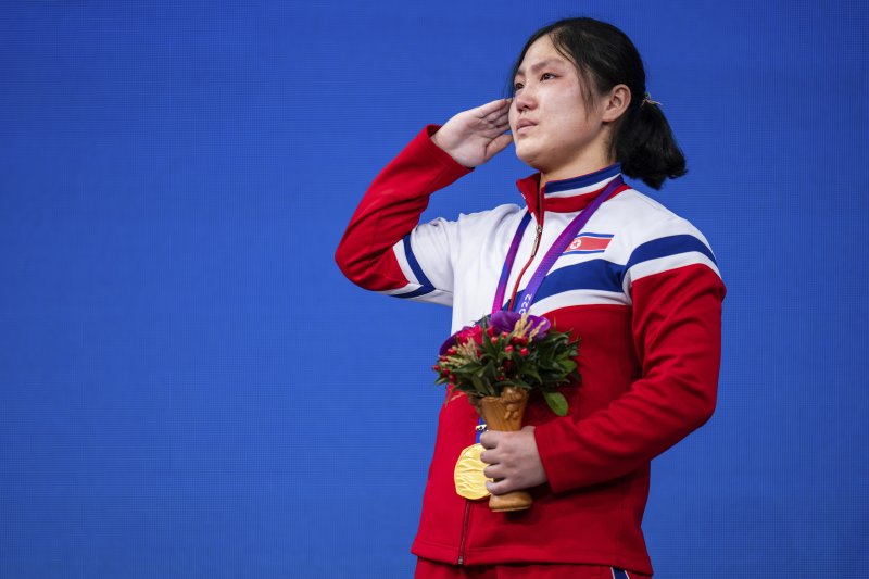 [항저우=AP/뉴시스] 북한 김일경은 2일 오후 중국 항저우 샤오산 스포츠센터에서 열린 아시안게임 역도 여자 59㎏급 A그룹 경기에서 인상 111㎏, 용상 135㎏, 합계 246㎏을 들고 금메달을 차지했다. 사진=뉴시스