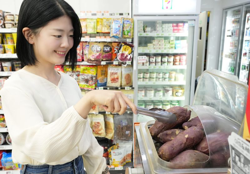 세븐일레븐이 지난달부터 겨울 대표 간식으로 꼽히는 군고구마 판매에 들어갔다. /사진=세븐일레븐