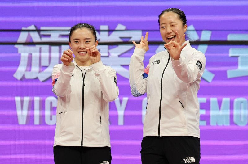 신유빈-전지희 韓 탁구사 새로 썼다..남북 결승 4-1 압승, 21년 만에 금빛 스매싱!