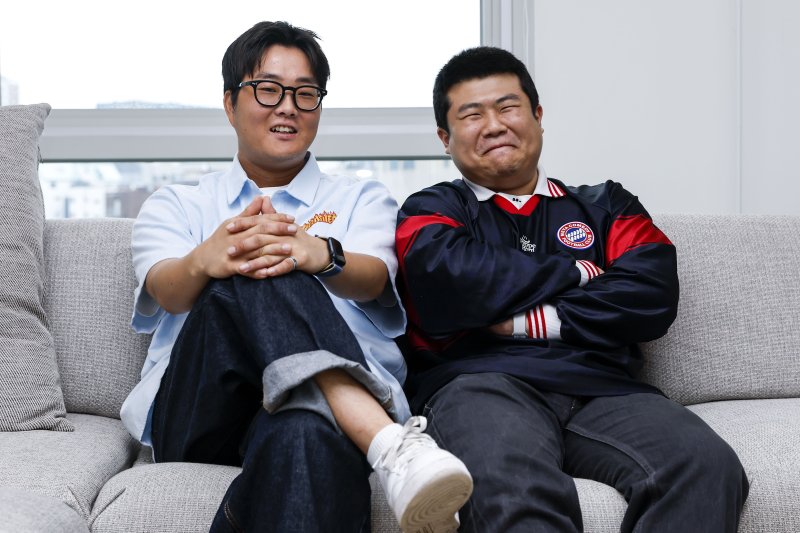 [서울=뉴시스] 정병혁 기자 = 크리에이터 뷰티풀너드의 최제우와 전경민이 13일 서울 마포구 메타코미디 사옥에서 뉴시스와의 인터뷰에 앞서 포즈를 취하고 있다. 2023.09.13. jhope@newsis.com