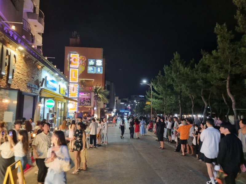 양양 인구해변 서핑비치로드에 몰린 인파 자료사진.2023.9.27/뉴스1 윤왕근 기자