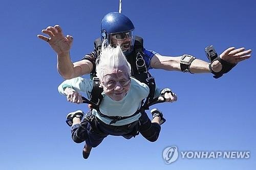 세계 최고령 스카이다이버 기록에 도전한 미국 시카고 104세 할머니/사진=연합뉴스