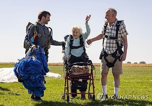 '최고령 스카이다이버' 美 104세 할머니, 세계 신기록 8일 만에 영면