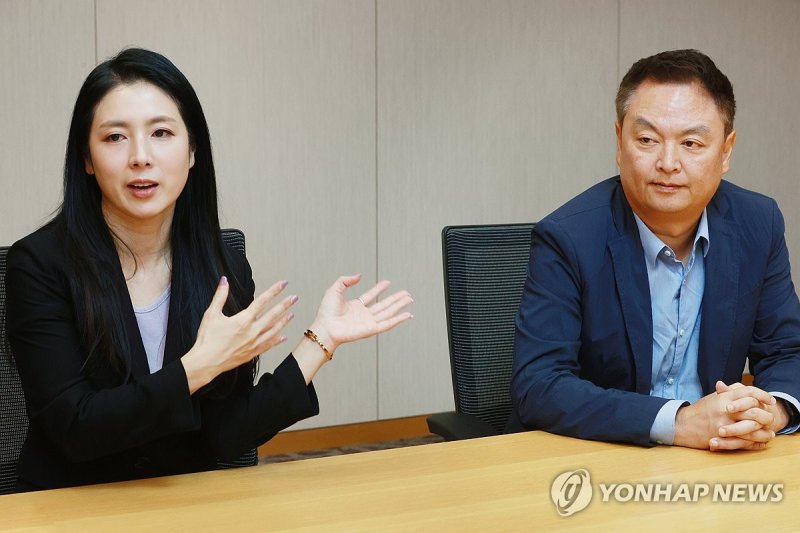 윤성은 영화평론가·강윤성 감독, 연합뉴스와 인터뷰 윤성은 영화평론가·강윤성 감독, 연합뉴스와 인터뷰 (서울=연합뉴스) 진연수 기자 = 콘텐츠 축제인 '사우스바이사우스웨스트'(SXSW)에 참석하는 윤성은 영화평론가(왼쪽)와 강윤성감독이 지난달 26일 서울 종로구 수송동 연합뉴스에서 인터뷰를 하고 있다. 2023.10.3 jin90@yna.co.kr (끝)