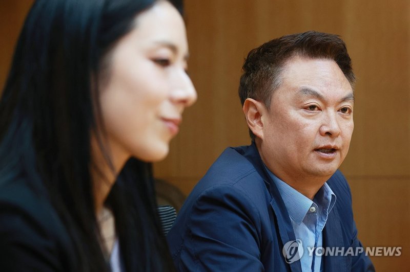 SXSW에 참석하는 강윤성 감독, 연합뉴스와 인터뷰 SXSW에 참석하는 강윤성 감독, 연합뉴스와 인터뷰 (서울=연합뉴스) 진연수 기자 = 콘텐츠 축제인 '사우스바이사우스웨스트'(SXSW)에 참석하는 강윤성 감독(오른쪽)과 윤성은 영화평론가가 지난달 26일 서울 종로구 수송동 연합뉴스에서 인터뷰를 하고 있다. 2023.10.3 jin90@yna.co.kr (끝)