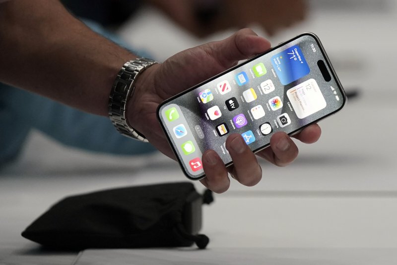 지난달 12일(현지시각) 미 캘리포니아주 쿠퍼티노에 있는 애플파크에서 애플의 신제품 발표 행사 '원더러스트'에서 아이폰15 프로가 소개되는 모습. /사진=뉴시스