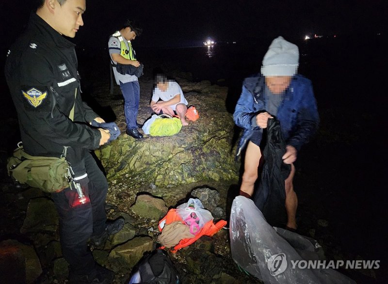 보령해양경찰서는 3일 오전 1시53분께 충남 보령 대천항으로 밀입국을 시도한 중국인 22명을 붙잡았다고 밝혔다. 이들은 이날 중국에서 타고 온 배로 대천항 앞바다까지 접근한 뒤 구명조끼 등을 입고 헤엄쳐 밀입국을 시도한 것으로 알려졌다. /사진=보령해양경찰서 제공, 연합뉴스