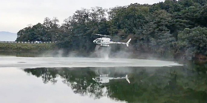 3일 오전 경기 포천시 고모저수지에서 추락한 헬기는 물에 절반 정도 기체가 잠겼다가 공중으로 떠오르면서 몇 차례 회전하다가 추락했다. 사고 현장에서 촬영된 영상에는 사고가 나기 직전과 사고 당시의 모습이 담겼다. /사진=독자제공, 연합뉴스