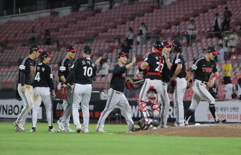 [수원=뉴시스] 김금보 기자 = 5일 경기 수원 KT위즈파크에서 열린 2023 프로야구 LG 트윈스 대 KT 위즈의 경기, 5대 4로 승리를 거둔 LG 선수들이 자축하고 있다. 2023.09.05. kgb@newsis.com