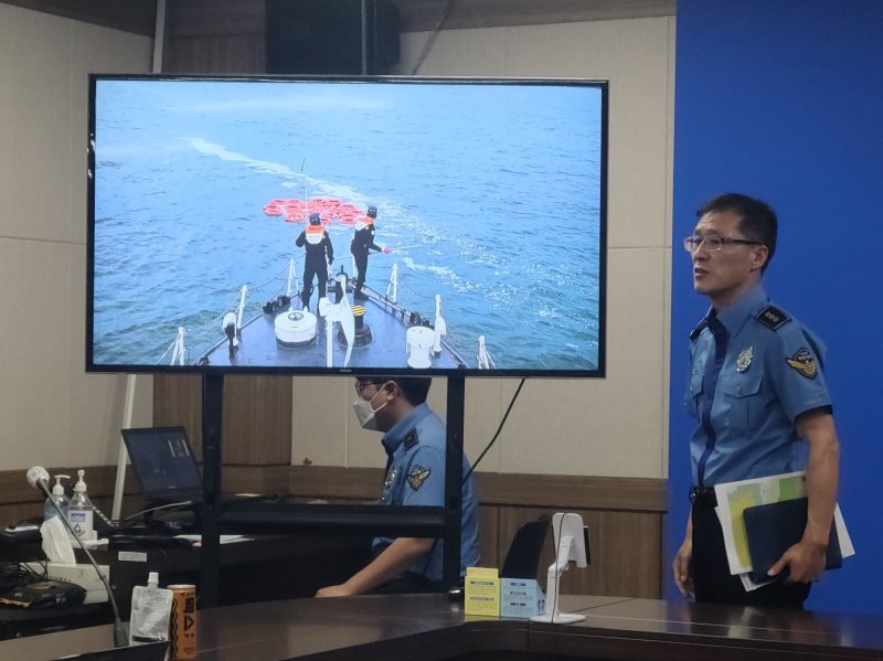 방영구 보령해경 서장이 3일 기자브리핑을 열어 밀입국자들이 사용한 구명환에 대해 설명하고 있다./사진=뉴스1