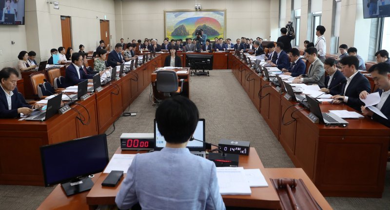 지난달 6일 오전 서울 여의도 국회에서 정무위원회 전체회의가 열리고 있다. 사진=뉴시스