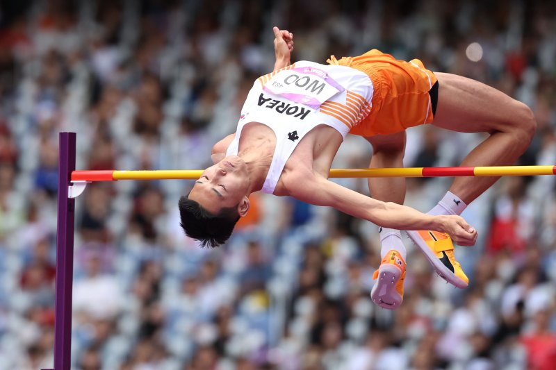 지난 2일 중국 항저우 올림픽 스포츠센터에서 열린 남자 높이뛰기 예선에서 우상혁이 2m15 1차 시기 바를 넘고 있다. 연합뉴스