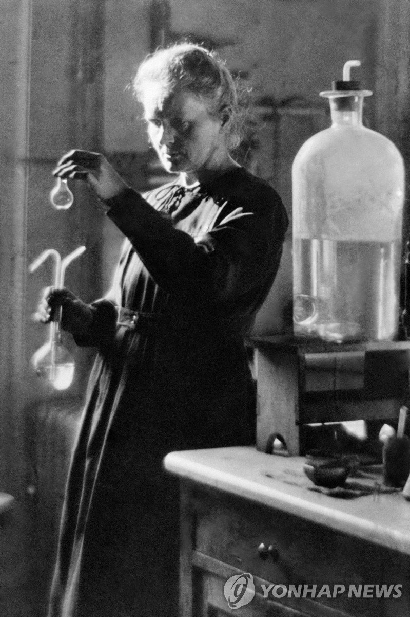 마리 퀴리 (FILES) Picture dated 1925 shows Professor Marie Curie working in the laboratory of Paris university. While female representation among winners has been steadily increasing in the last decades compared to the early years, the 60 women Nobel laureates still account for around just six percent o