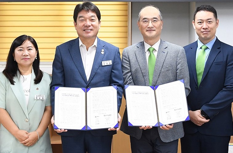 최근 부산 동래구청에서 열린 협약식에서 참석자들이 기념촬영을 하고 있다. 동래구 제공