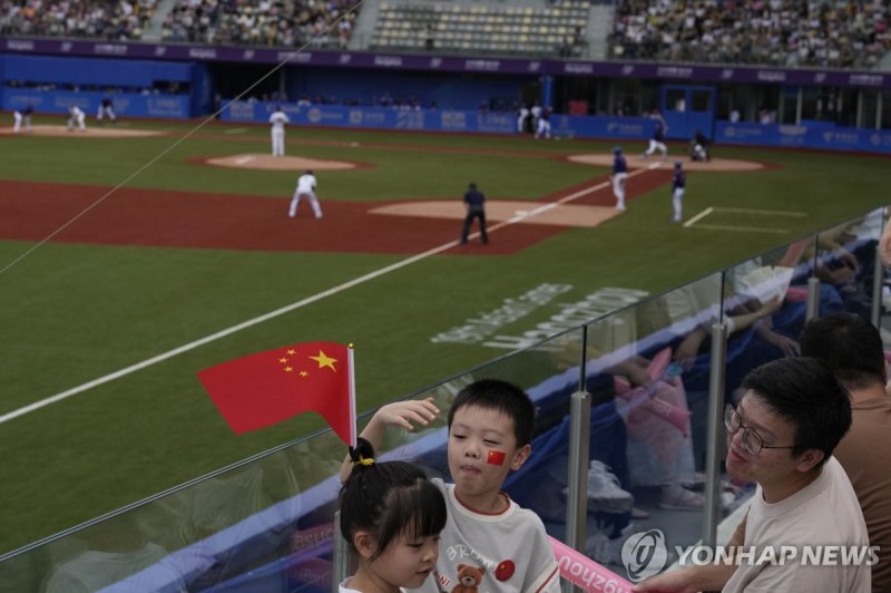 중국 관중들이 야구 경기를 응원하고 있다. 중국은 이번 대회에서 비약적인 발전을 이룩했다 (사진 = 연합뉴스)