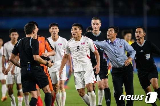  “밀치고 주먹 들어 위협” 도 넘은 北 추태...맞을 뻔한 일본 “안 참는다” [영상]