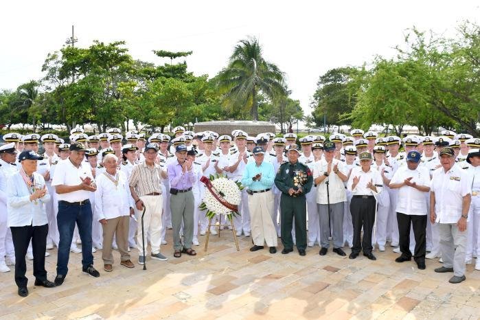 해군순항훈련전단에 참가 중인 제78기 해군사관생도들이 콜롬비아 카르타헤나 해군공원 소재 6·25전쟁 참전기념비에 헌화하고 현지 참전용사들과 기념사진을 찍고 있다. 사진=해군 제공