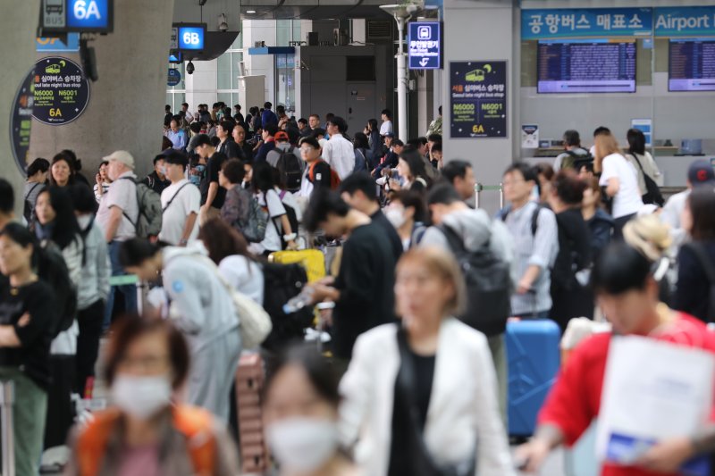 [인천공항=뉴시스] 권창회 기자 = 추석연휴 마지막날인 3일 오후 인천국제공항 제1여객터미널 버스정류소가 귀경객 및 여행객들로 붐비고 있다. 2023.10.03. kch0523@newsis.com