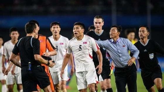 심판에게 항의하는 북한 축구선수. AFP=뉴스1