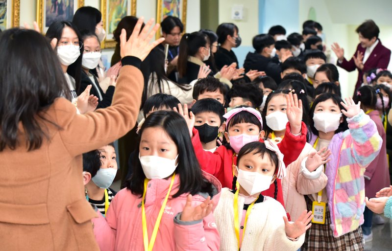 '육아기 근로 단축' 12세 이하로 확대…배우자 출산휴가 급여 지원 10일