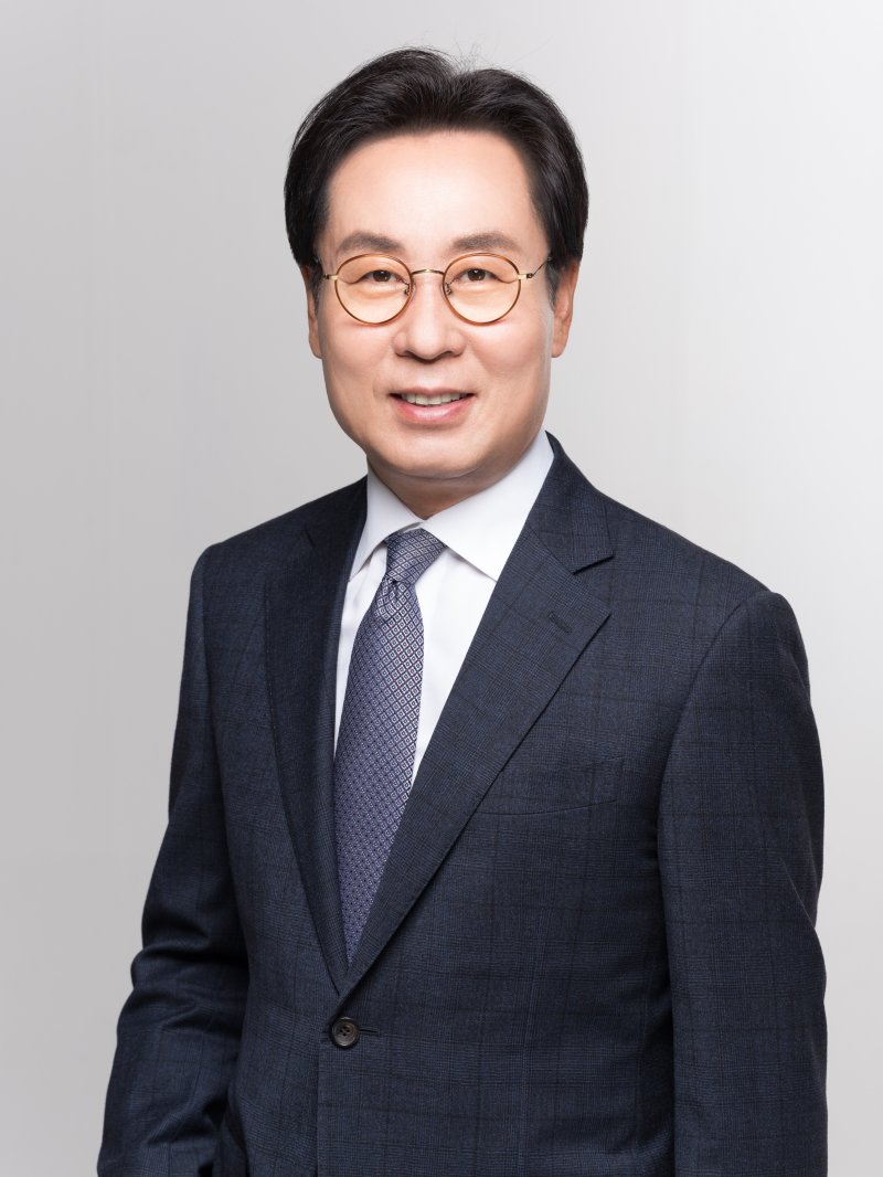 제50회 관광의 날을 맞아 은탑 산업훈장을 받는 신달순 HJ매그놀리아용평호텔앤리조트 대표.(문화체육관광부 제공)