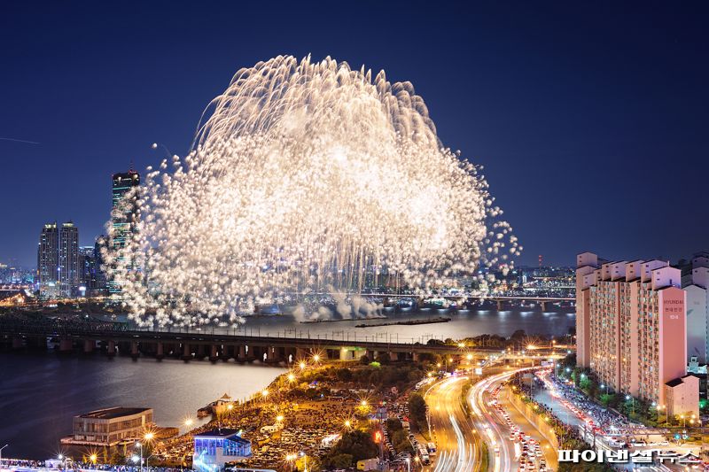 지난 2022년 한화와 함께하는 서울세계불꽃축제에서 선보인 ㈜한화의 불꽃. 한화 제공