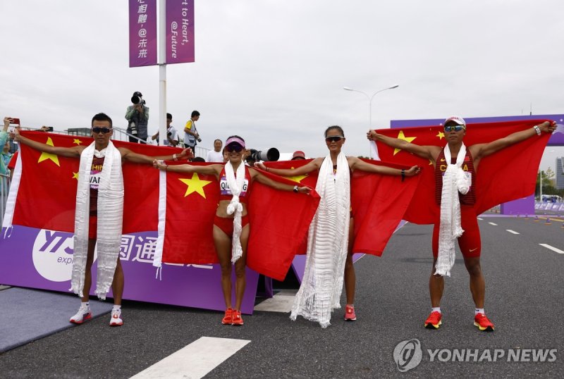 혼성 경보 50㎞에서 우승한 중국 선수들 Asian Games - Hangzhou 2022 - Athletics - Qiantang River Green Belt, Hangzhou, China - October 4, 2023 China's Wang Qin, Qieyang Shijie, Bai Xueying and He Xianghong celebrate after winning the 35km Race Walk Mixed Team final REUTERS/Tingshu Wang