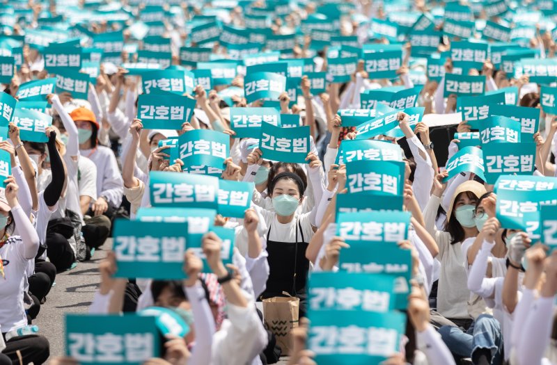 퇴직한 국립대병원 간호사 10명 중 6명은 입사한지 만 2년도 안돼 그만둔 것으로 나타났다. 사진은 지난 5월 대한간호사협회 회원들이 간호사 처우 개선을 촉구하는 총궐기대회에 참석한 모습. (사진은 기사 내용과 무관함) 2023.5.19/뉴스1 ⓒ News1 자료 사진