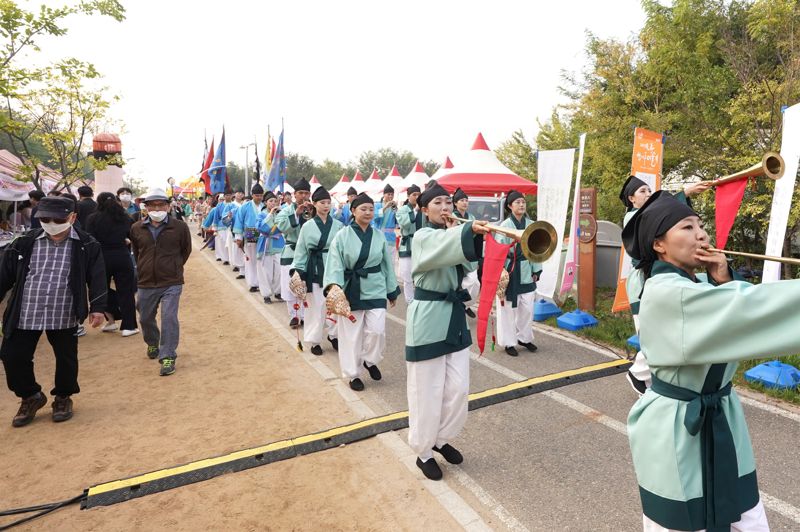 인천 연수구는 오는 7∼8일 송도달빛축제공원과 원도심 능허대공원 일대에서 ‘꿈을 위한 항해’를 주제로 ‘2023 제11회 연수 능허대 문화축제’를 개최한다. 연수구 제공.