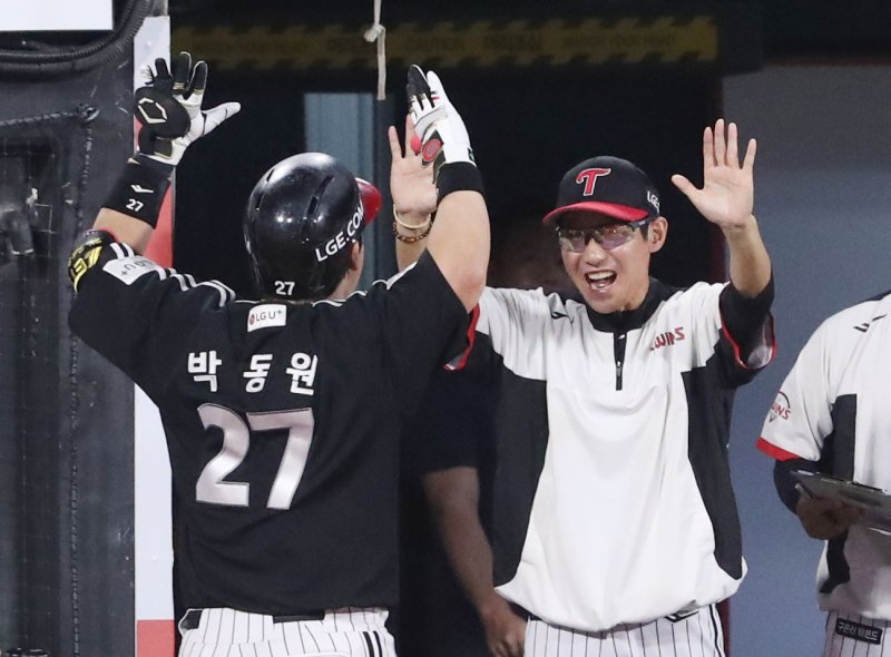 지난 9월 7일 오후 경기 수원시 장안구 KT위즈파크에서 열린 ‘2023 신한은행 SOL KBO리그’ LG 트윈스와 KT 위즈의 경기, 8회초 1사 주자없는 상황 LG 박동원이 홈런을 치고 염경엽 감독(오른쪽)과 기뻐하고 있다. 2023.9.7/뉴스1 ⓒ News1 김영운 기자