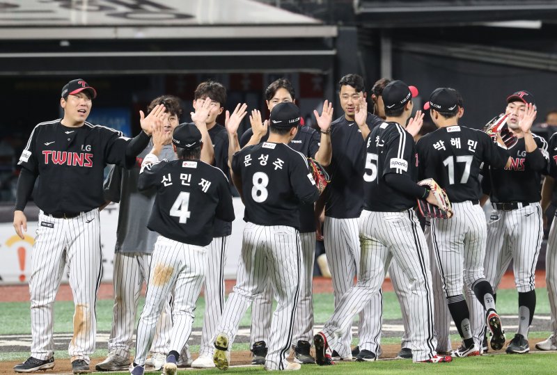 지난 9월5일 오후 경기 수원시 장안구 KT위즈파크에서 열린 ‘2023 신한은행 SOL KBO리그’ LG 트윈스와 KT 위즈의 경기 종료 후 LG 선수들이 기쁨을 나누고 있다. 2023.9.5/뉴스1 ⓒ News1 김영운 기자
