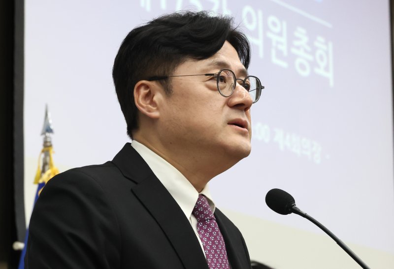 홍익표 더불어민주당 원내대표가 4일 오후 국회에서 열린 의원총회에서 발언하고 있다. 연합뉴스